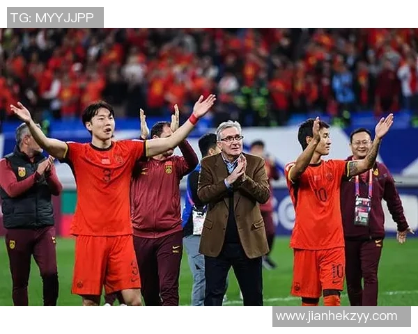 足球明星展现成熟魅力的微笑瞬间定格青春与梦想的完美结合